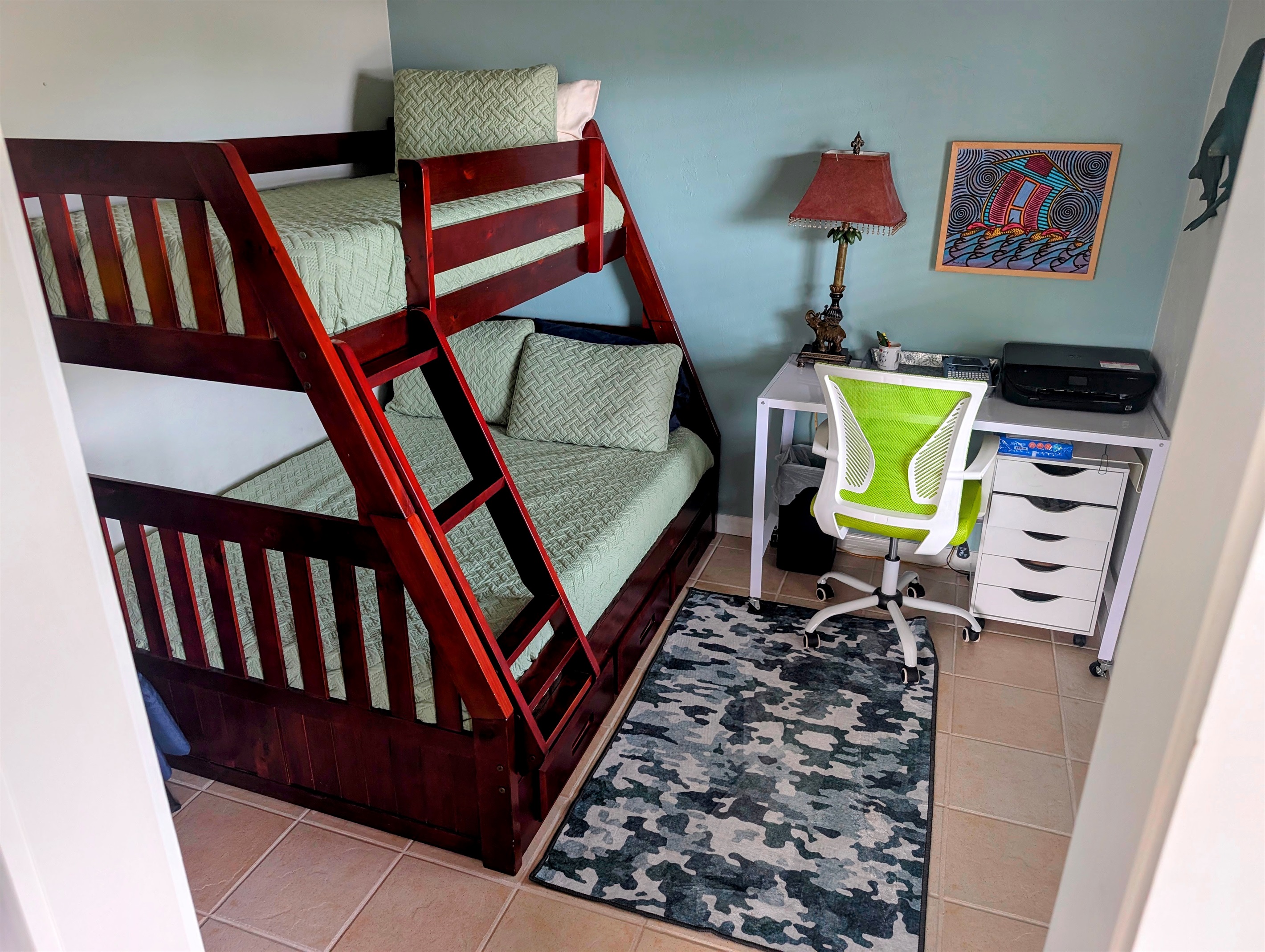 Bunkbed with Full and Twin beds