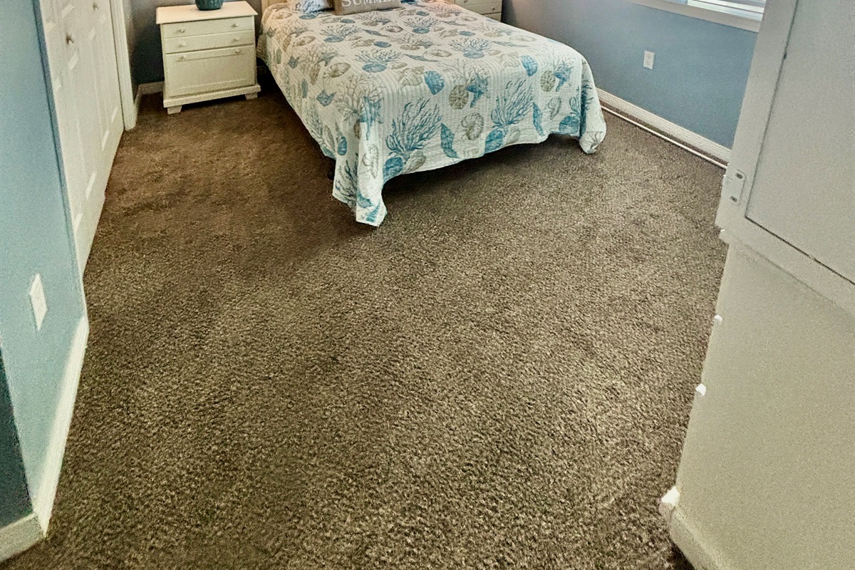 2nd bedroom with queen size bed