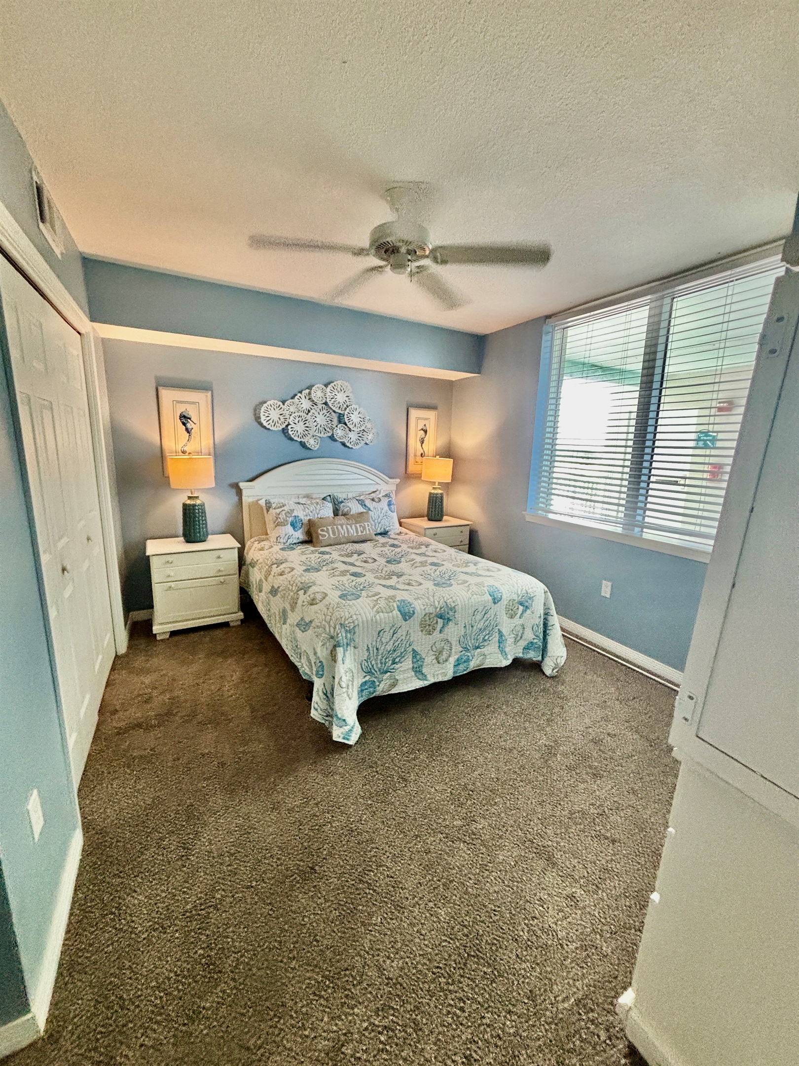 2nd bedroom with queen size bed