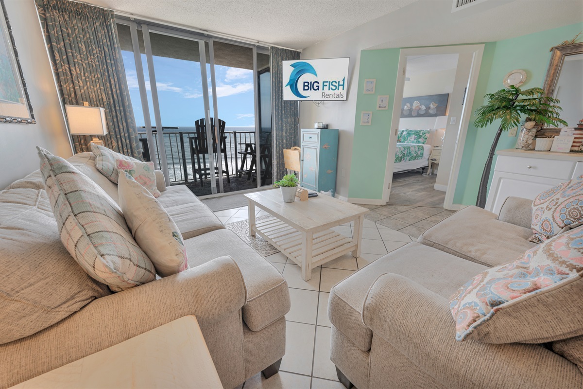 Living Room with Stunning Views🌊☀️