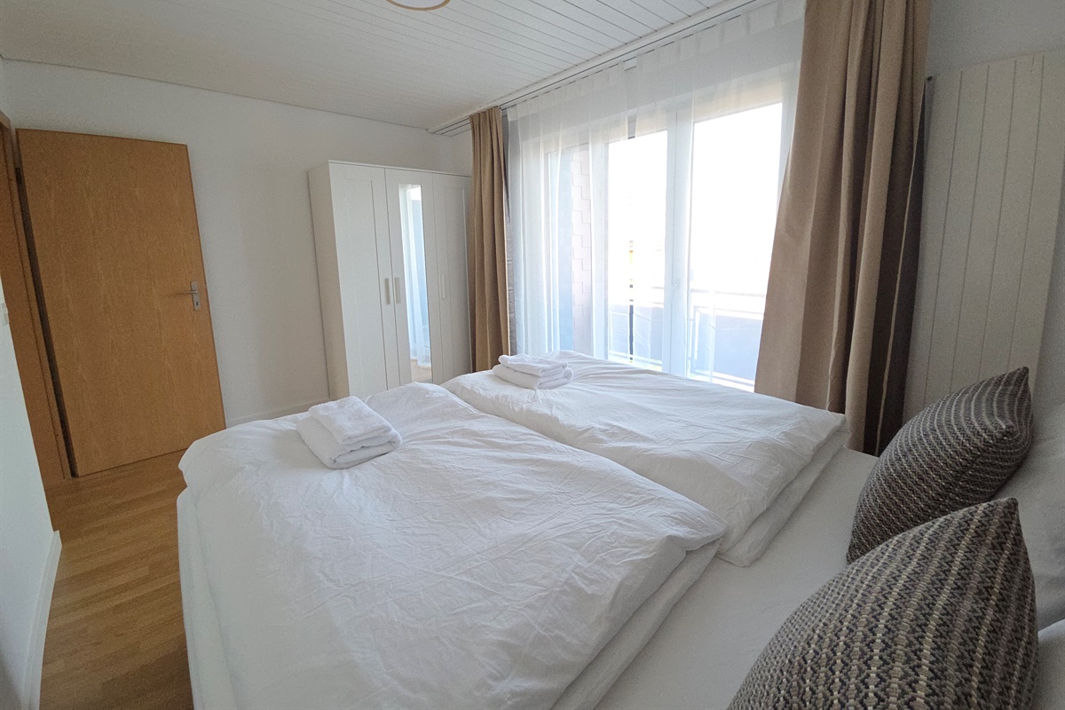 Bedroom 1 with King sized bed (180x200cm)