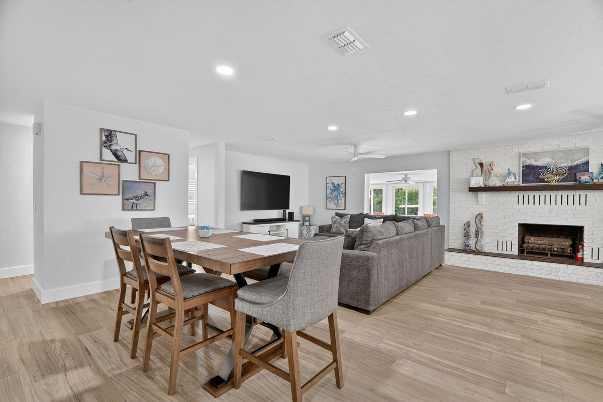 Dining table seating
