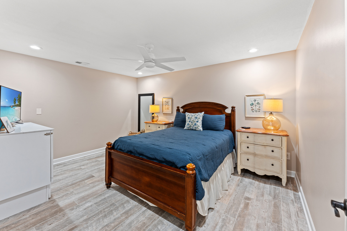 4th Guest Bedroom - Queen