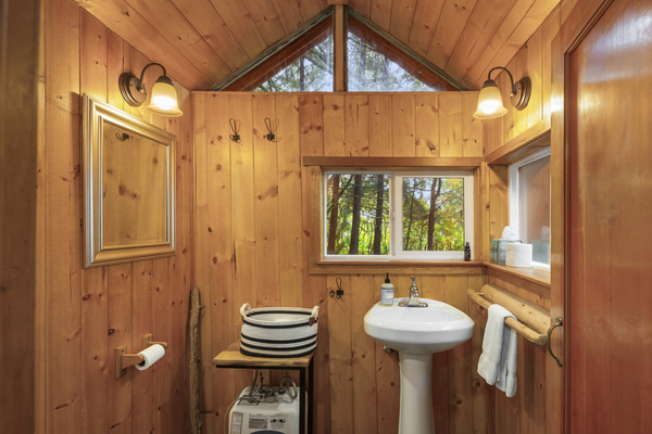 Detached cottage with a queen bed and half bath.