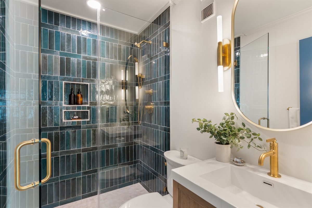 Full Bathroom  | 211C Oceanside Villas | Isle of Palms SC | IOP Escapes