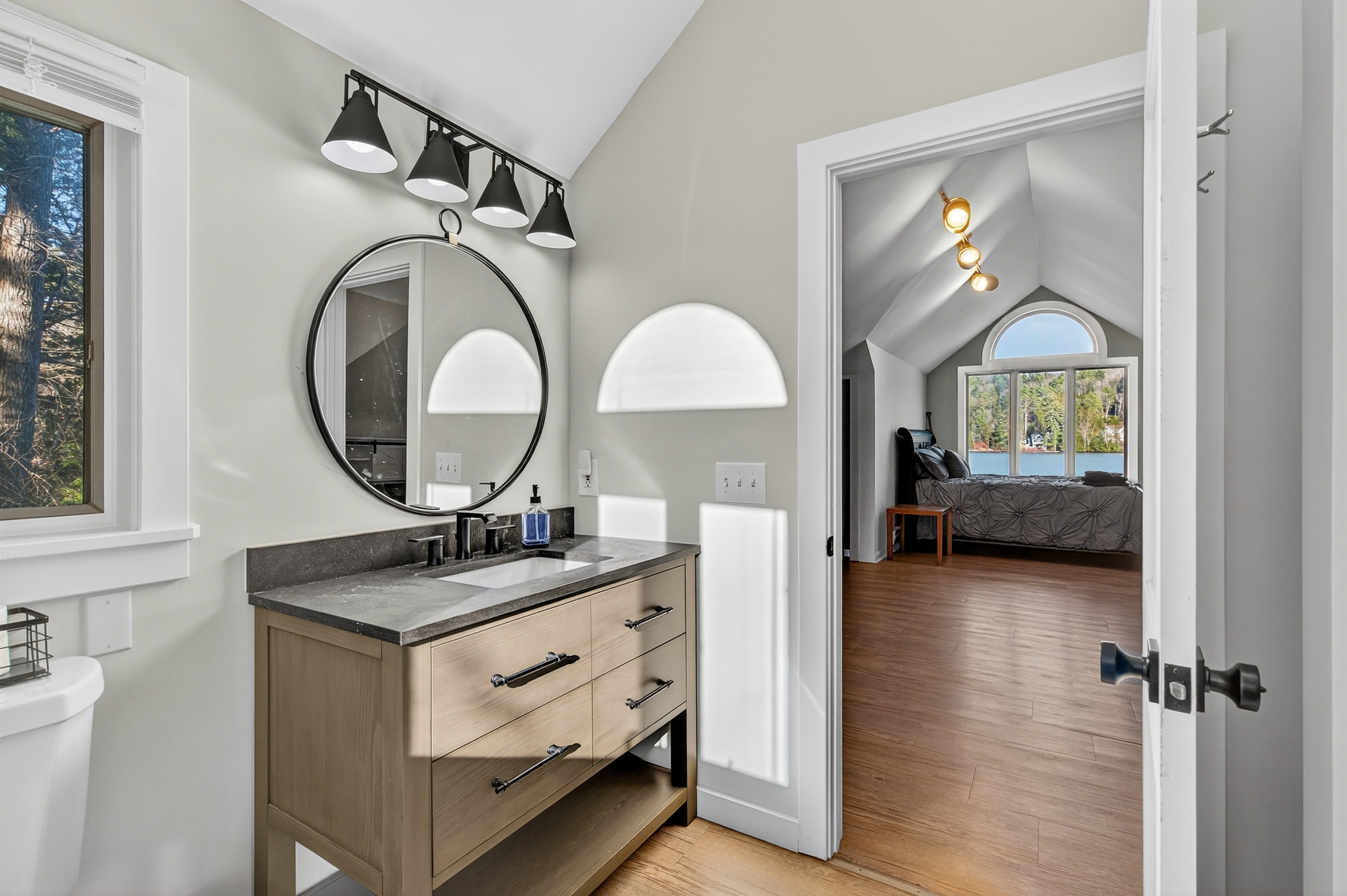 Another look at the 2nd fl full bathroom