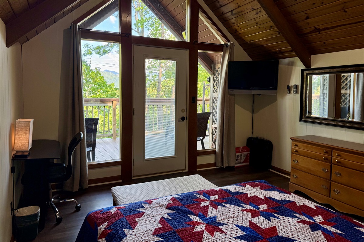 SUMMER UPSTAIRS QUEEN WITH VIEW & DECK SEATING