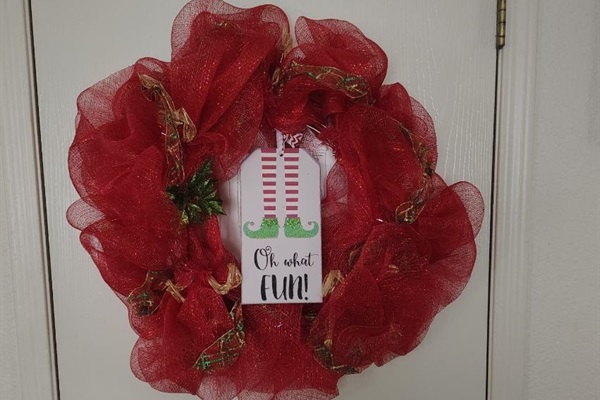 Simple, elegant Christmas accents that brighten every corner.