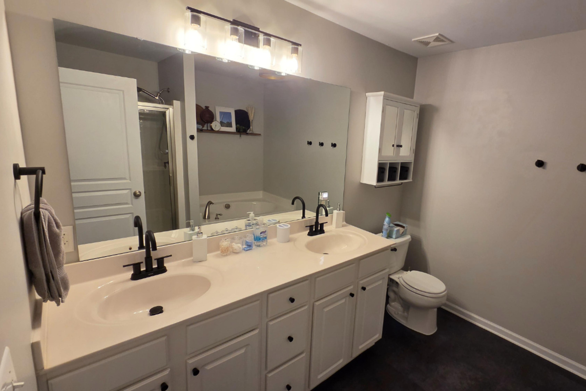 Main Bathroom with shower and tub