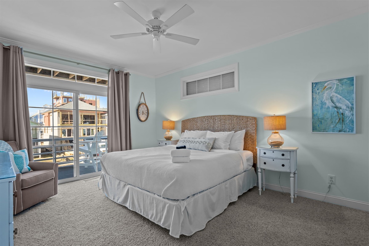 1st floor bedroom 1 (master): king bed sleeps 2 with deck access and intracoastal water views.