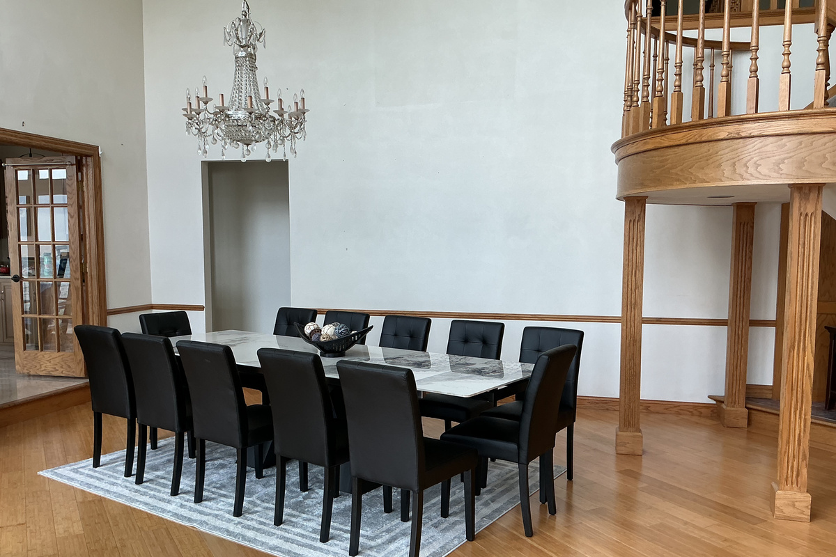 Large dining room and huge table that seats 12 