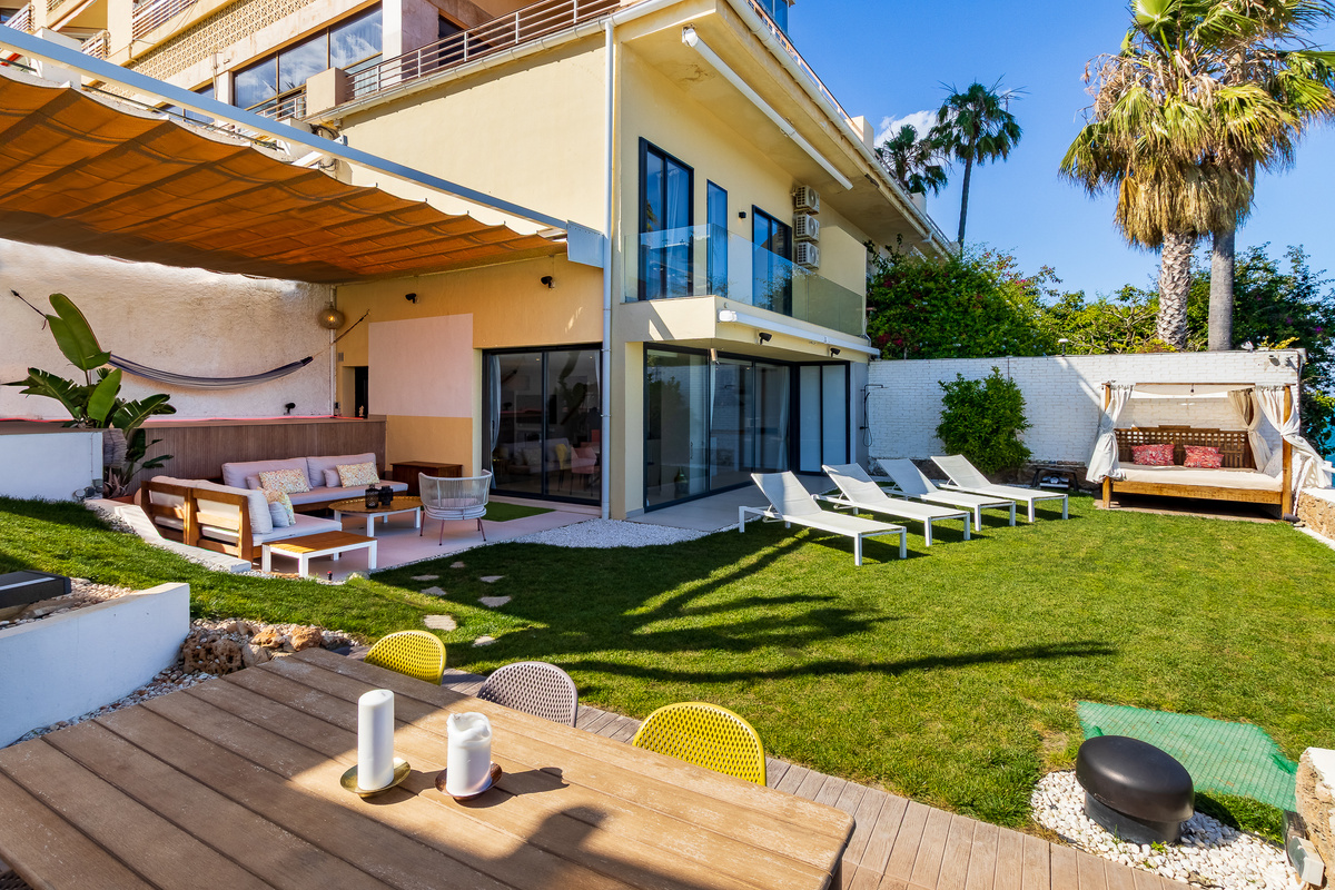 Beachfront duplex with private garden, loungers and sea view
