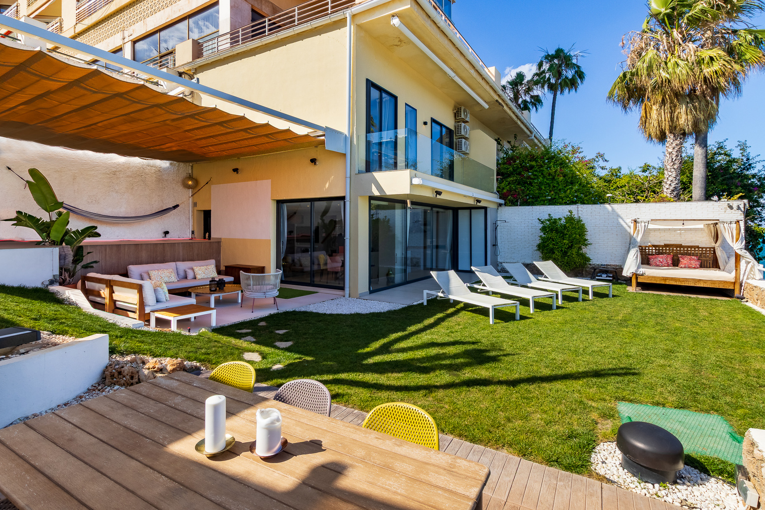 Beachfront duplex with private garden, loungers and sea view