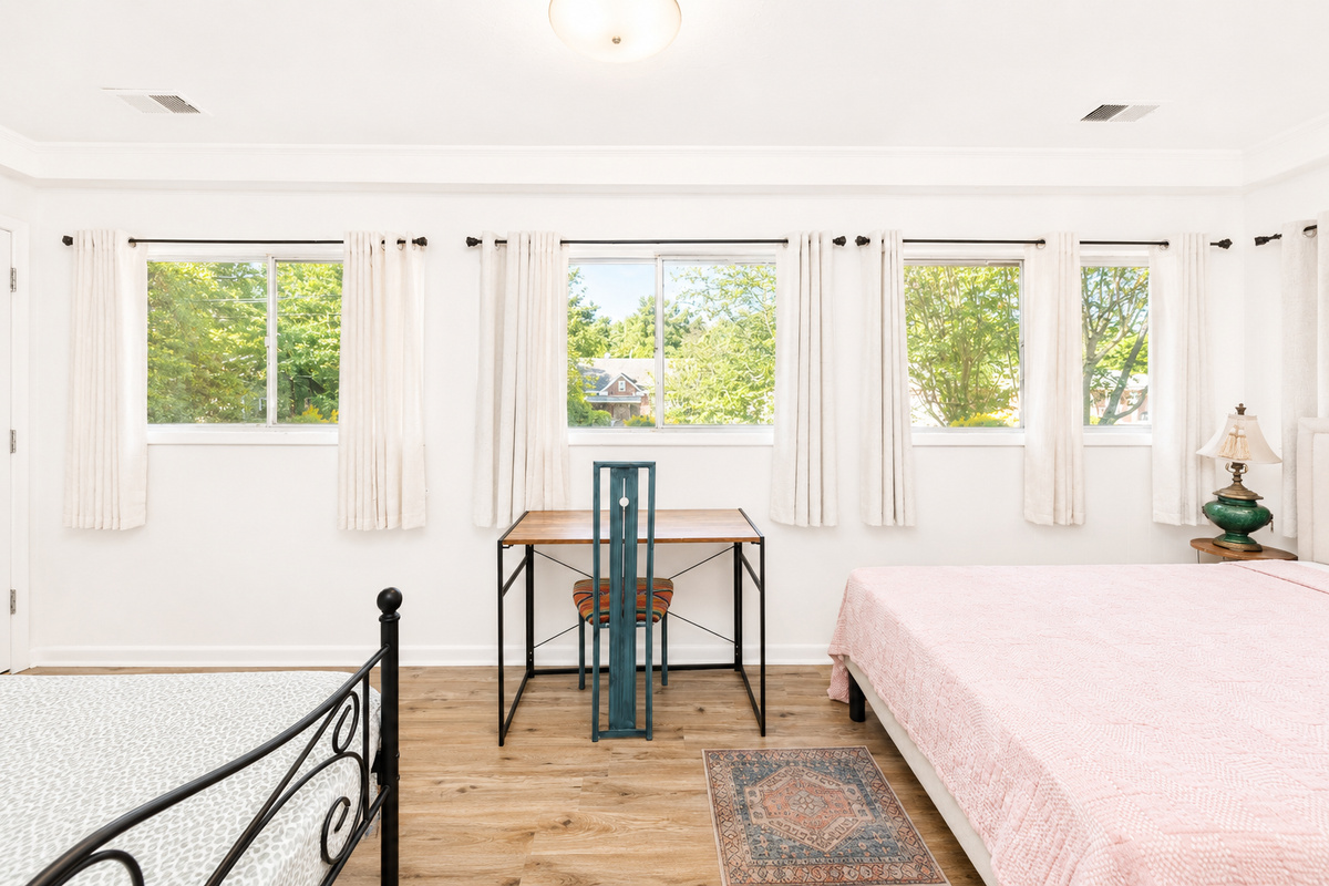 Second bedroom. To the Right you see Full sized bed. To the left a cozy day bed that can sleep 1. The Desk in the middle for working from home in peace. 