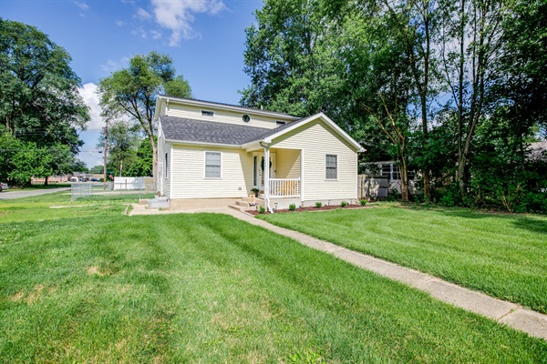 Cozy 4BR 3BA Home 1.2 Mi Walk to ND, photo 29