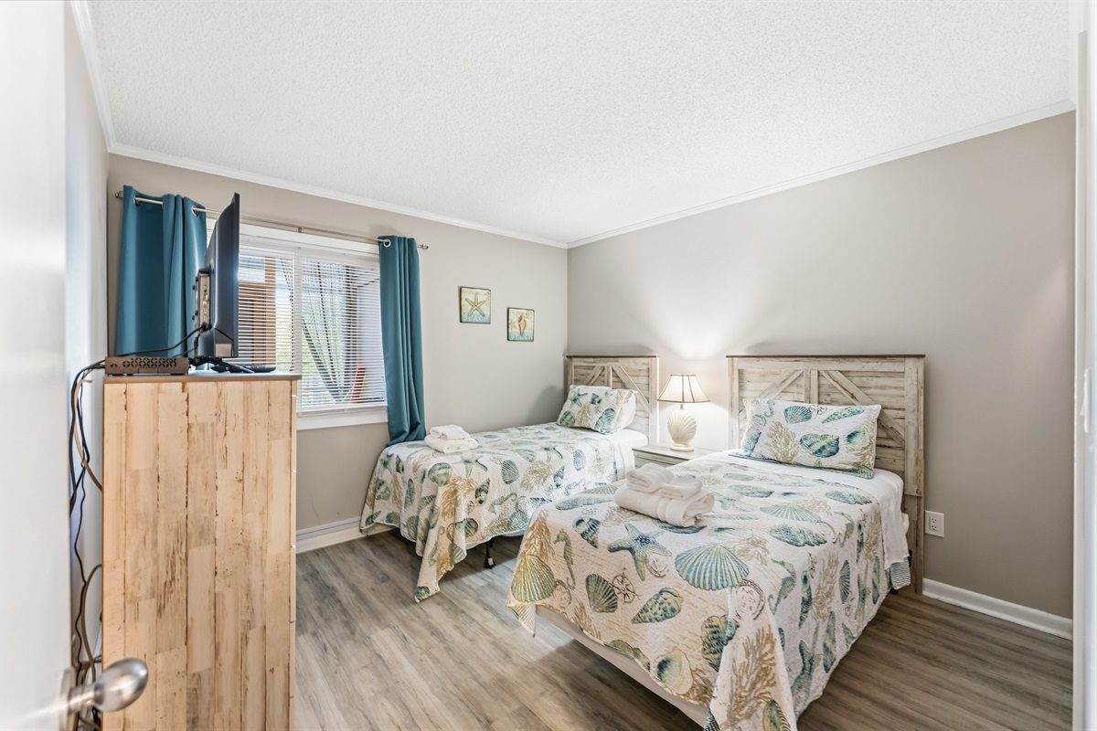 3rd bedroom with  2 twin beds, plenty of space.