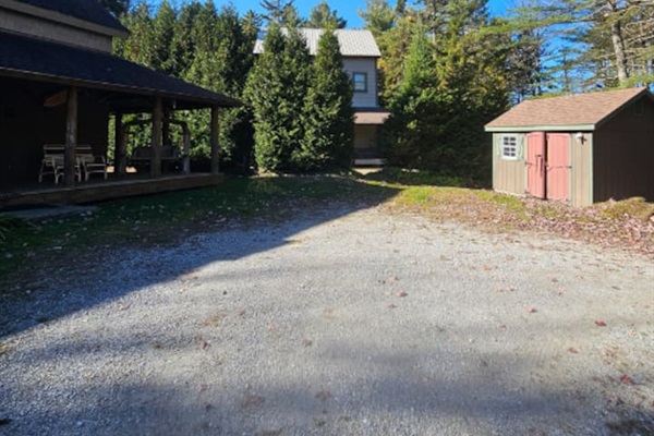 This is the driveway for the main home on the property also showing home close the second home is! 