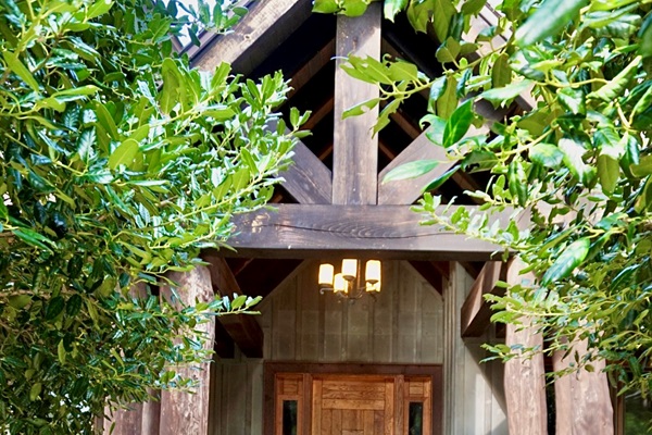 Curb appeal that captures the heart.
