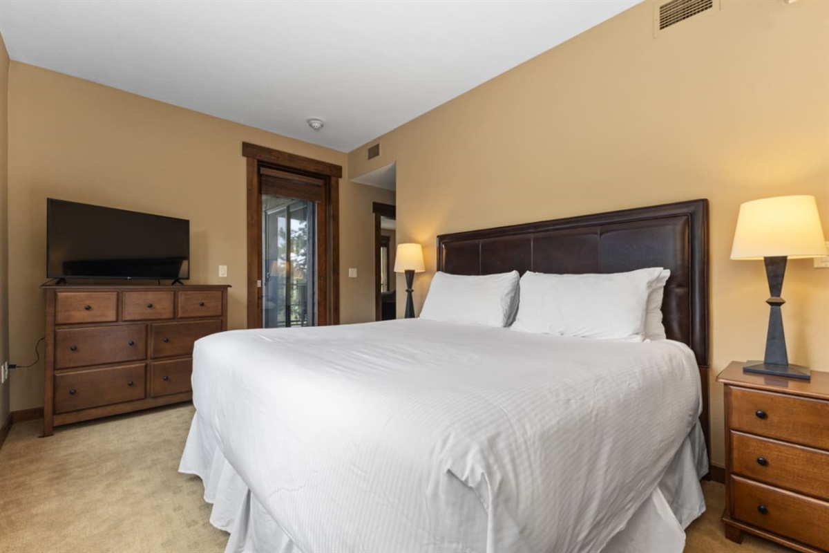 Ensuite Bedroom 1- King Bed with Smart tv