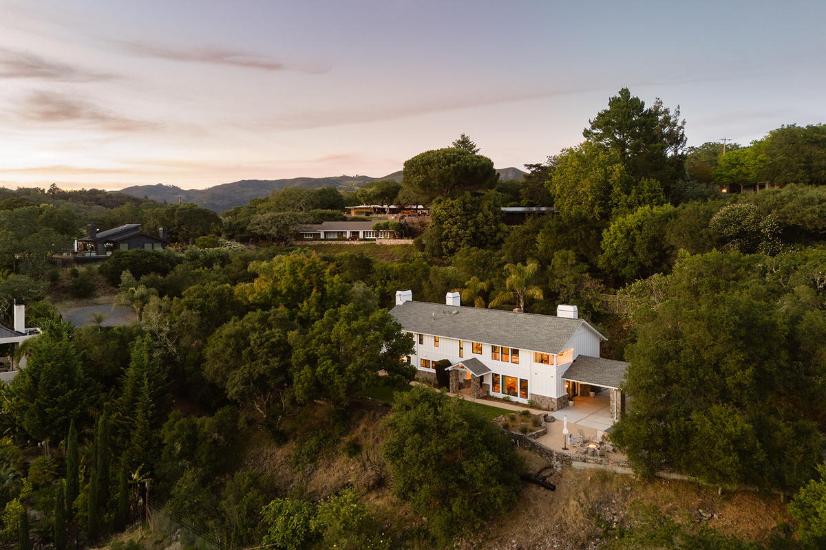 Take a tour of Villa Bella Clementina, a luxury private estate perched on a hilltop above Sonoma Plaza with sweeping Sonoma Valley views — heated pool, hot tub, chef's kitchen & 4BR/3.5BA. Sleeps 8-10 guests.