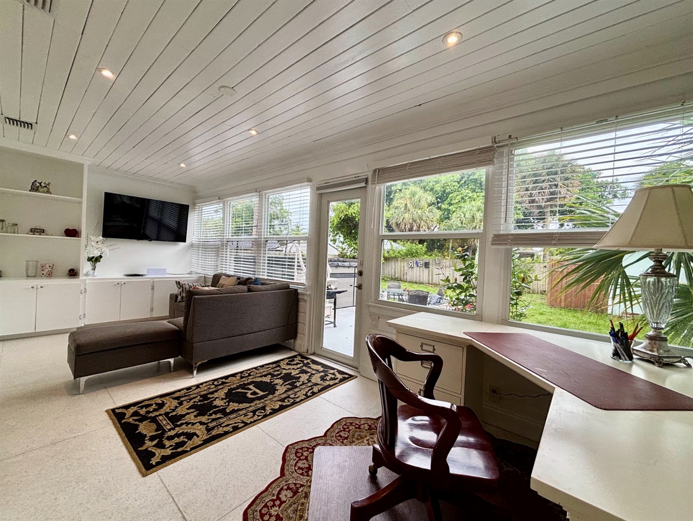 The workspace is located in the "Florida Room", with your desk overlooking the tropical scenery..