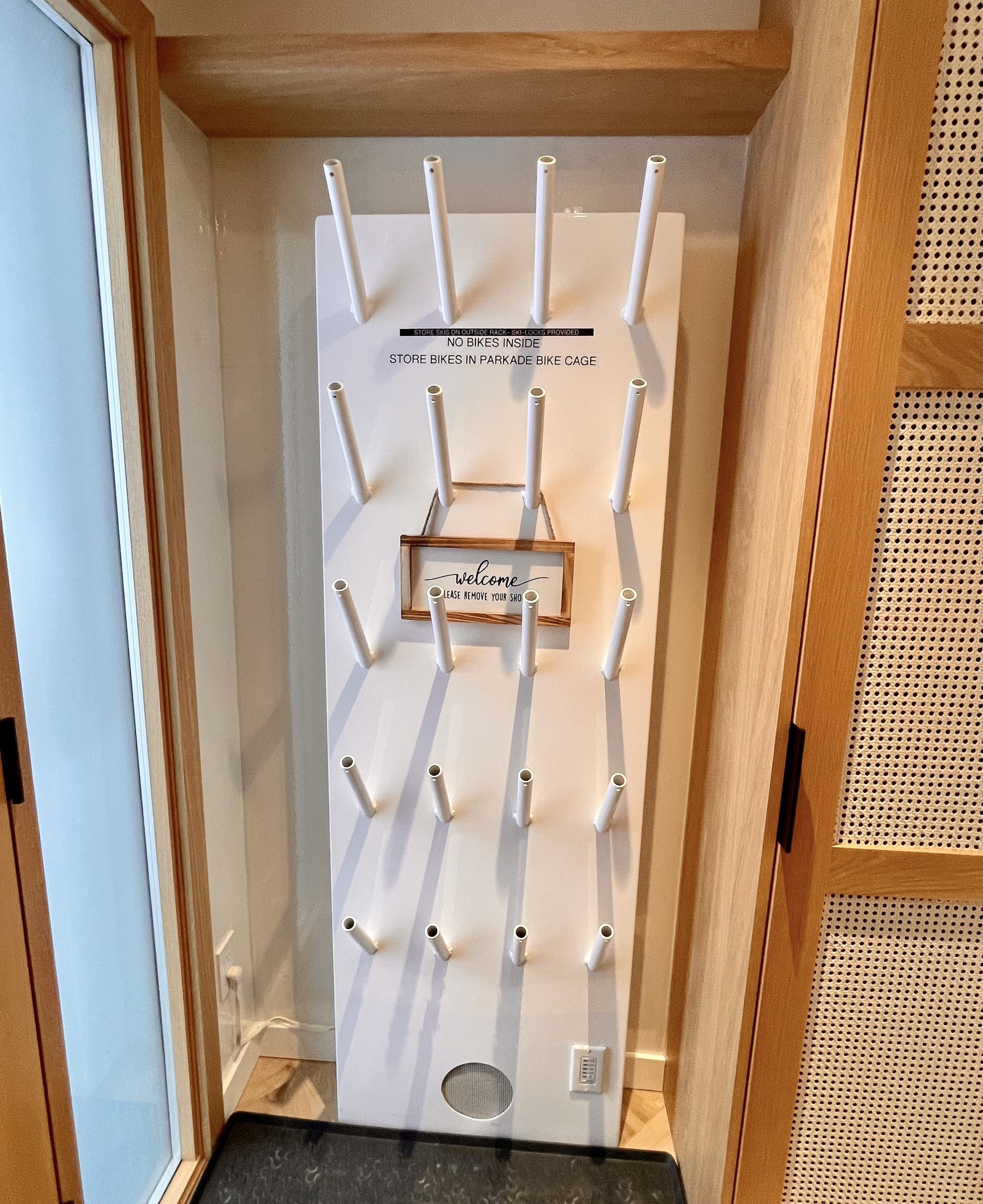 Ten-pair boot dryer for ski boots