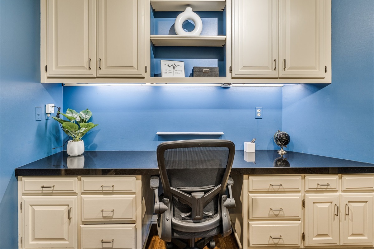 Desk Area off of Kitchen