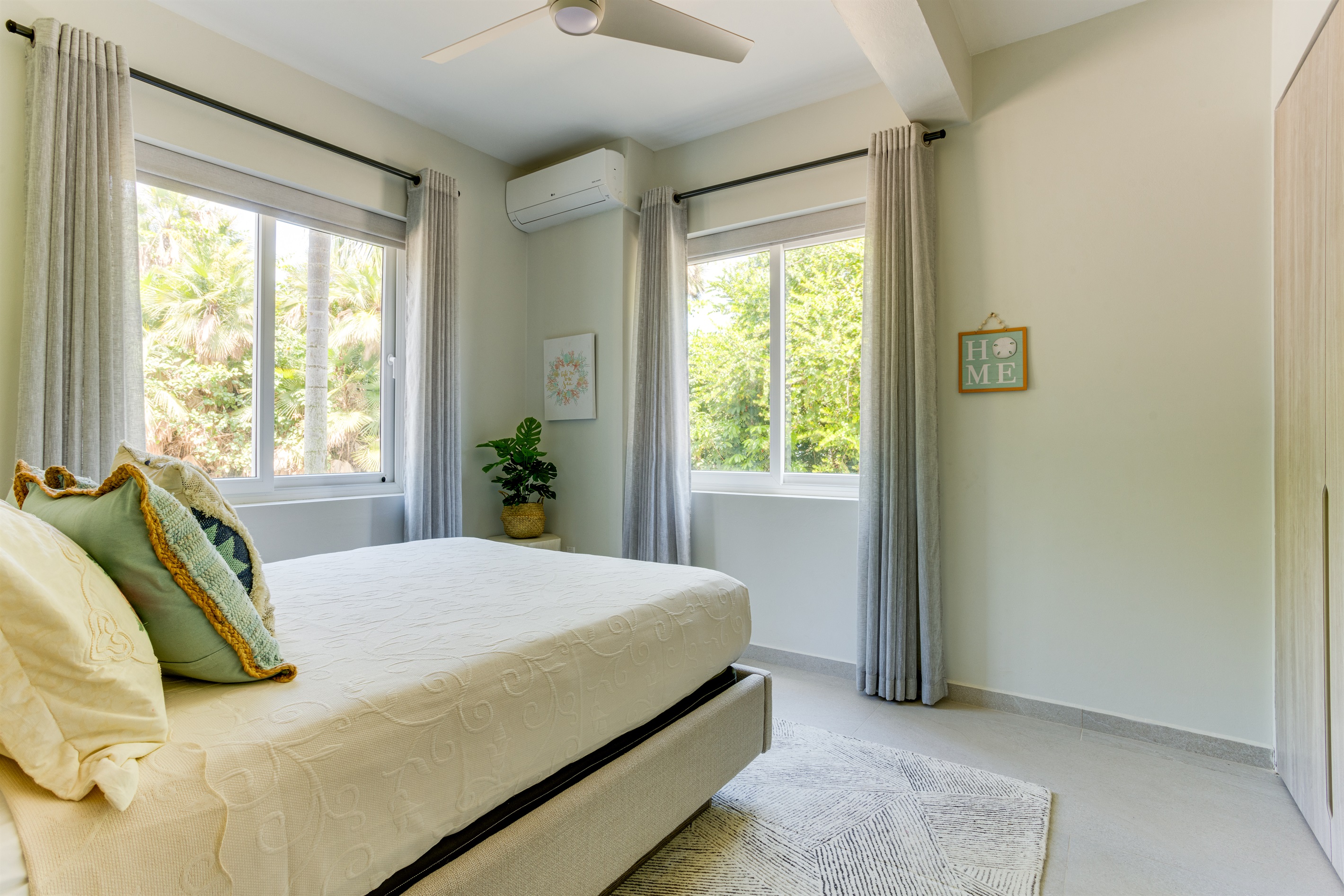 Bedroom 2: Queen Bed