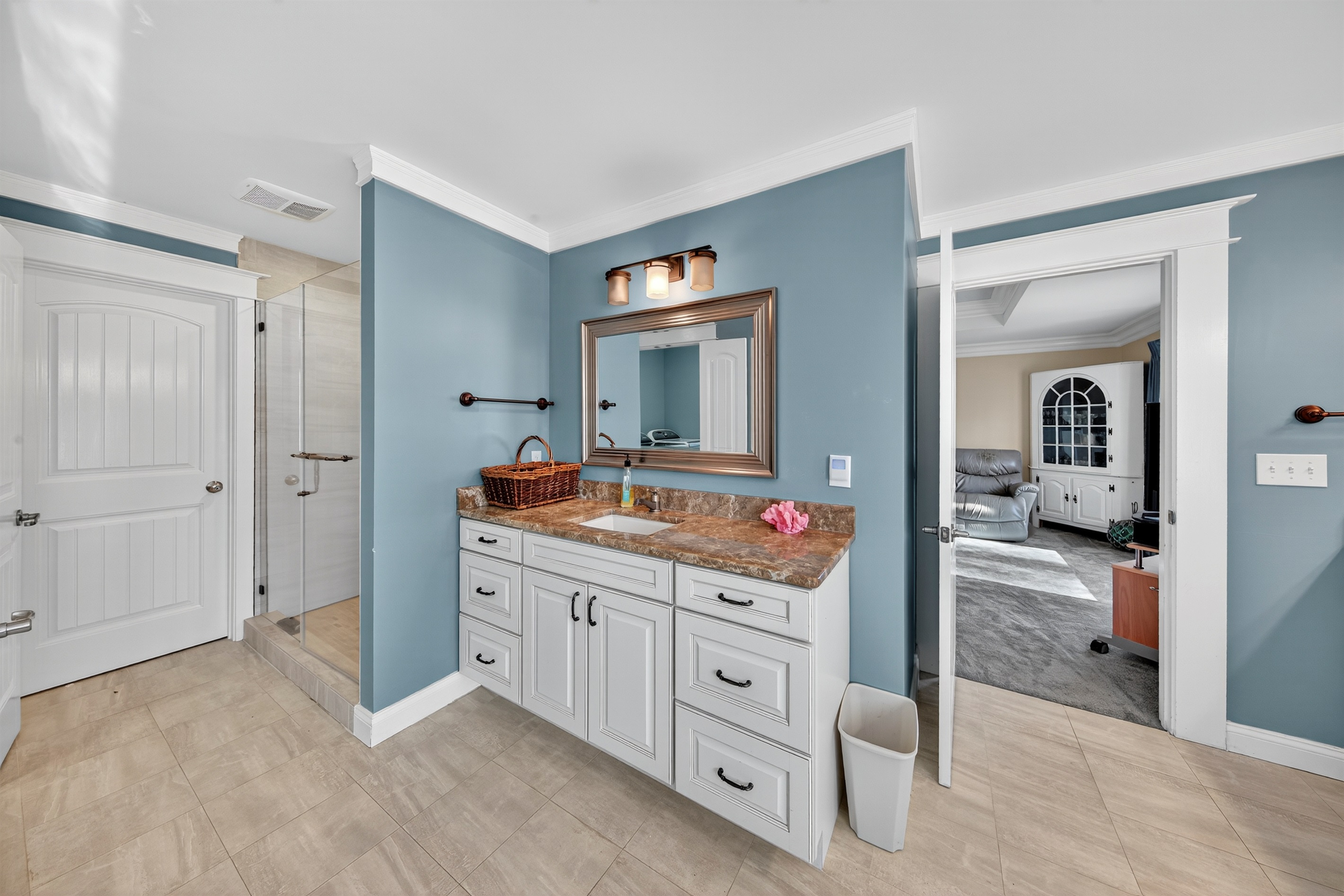 Fresh and bright bathroom space with everything you need for your stay.