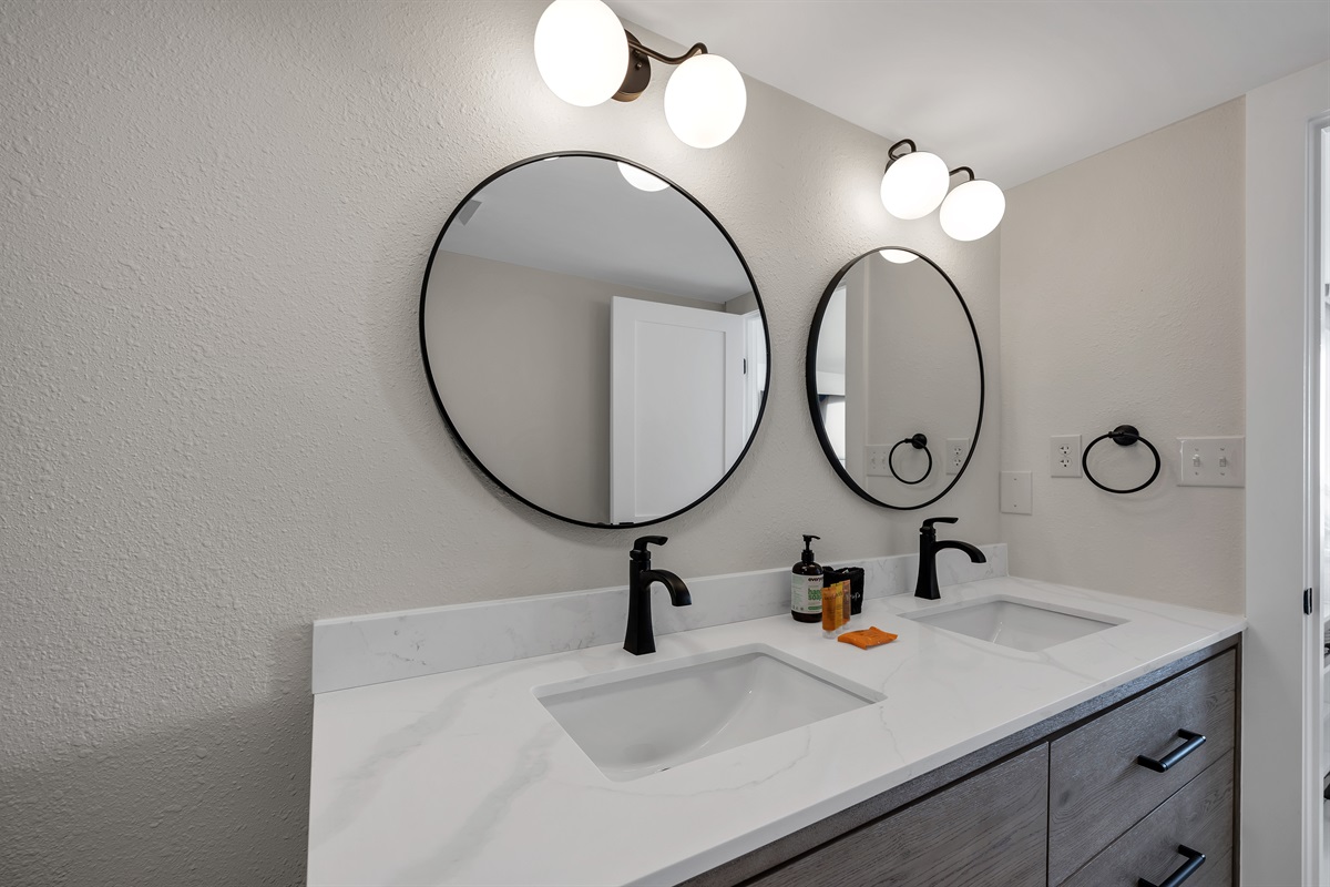 Master Bathroom En Suite - Modern and fully updated bathroom with tiled walk in shower