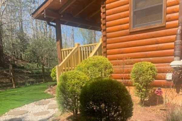 Pet- friendly side yard