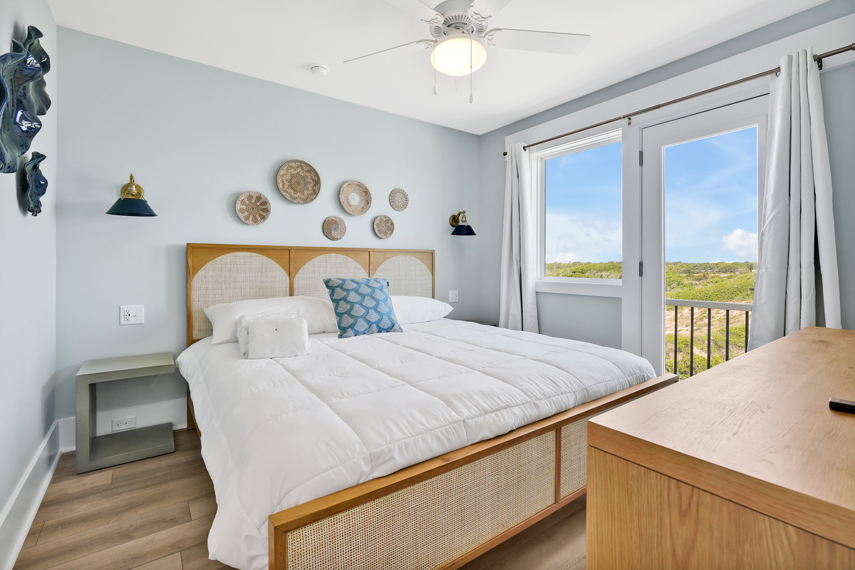 King bed with small private balcony