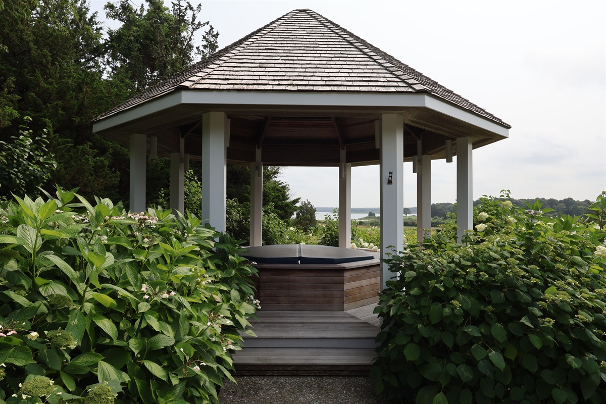Hot-tub with Golf Club and Pond Views