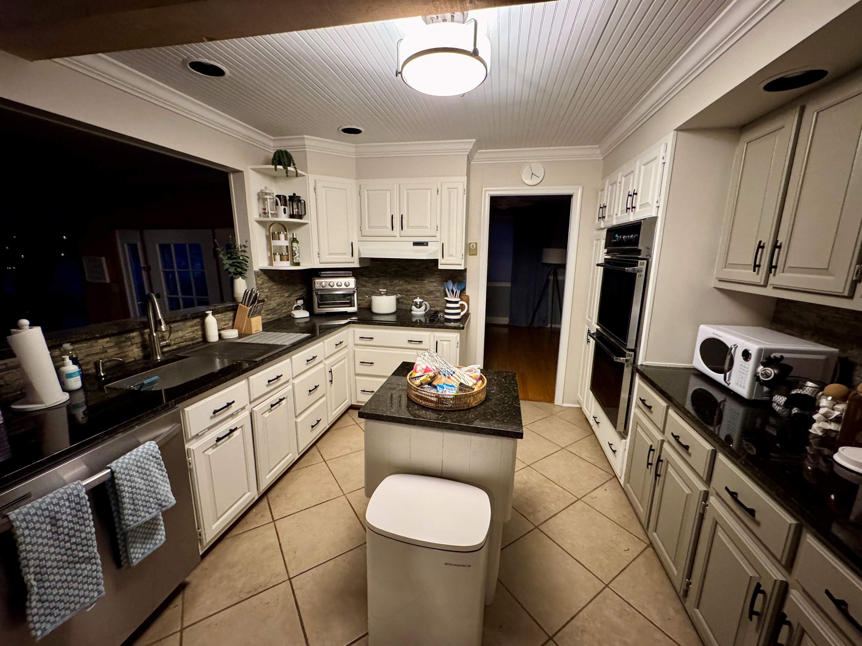 Chef’s kitchen for slow mornings or shared feasts.