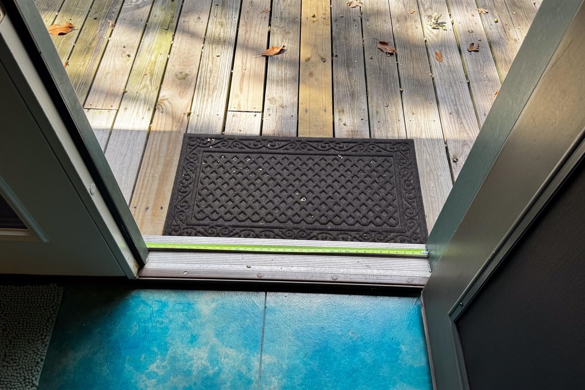 Close up on the bonus room doorway to show step free.