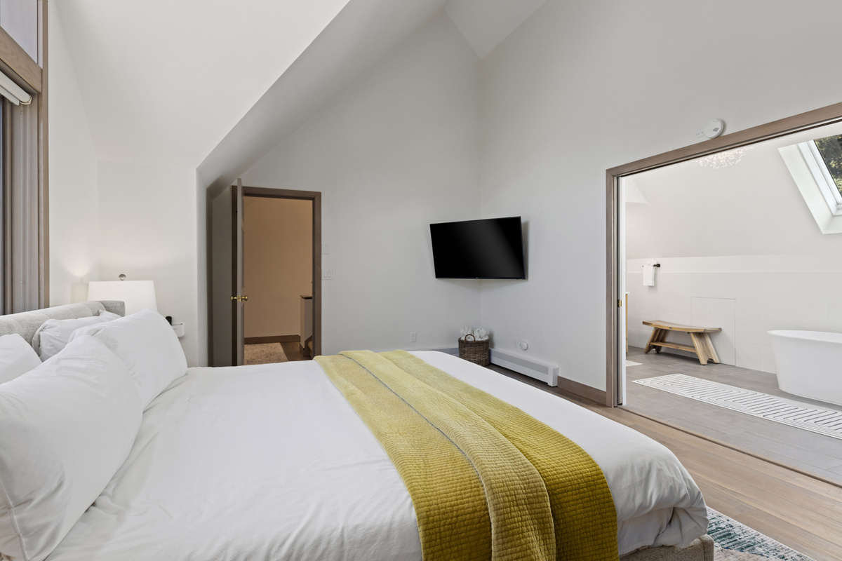 Primary EnSuite Bedroom #1 - King Bed
