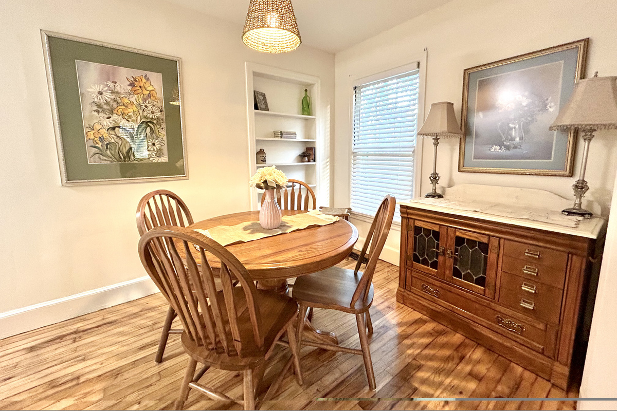 Dining Room 4 Chairs plus 2 stools