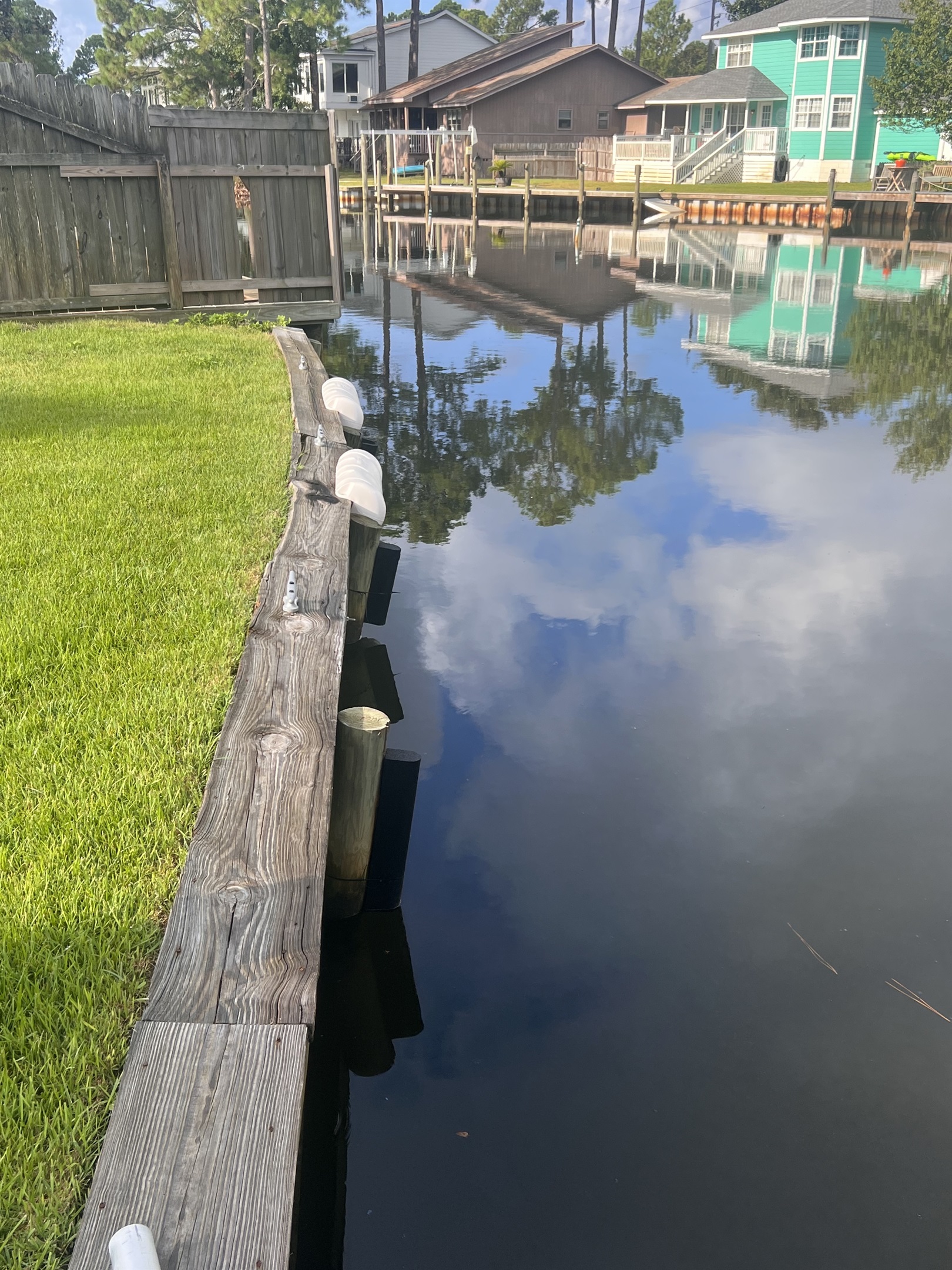 Seawall where you can dock a boat or jet skis