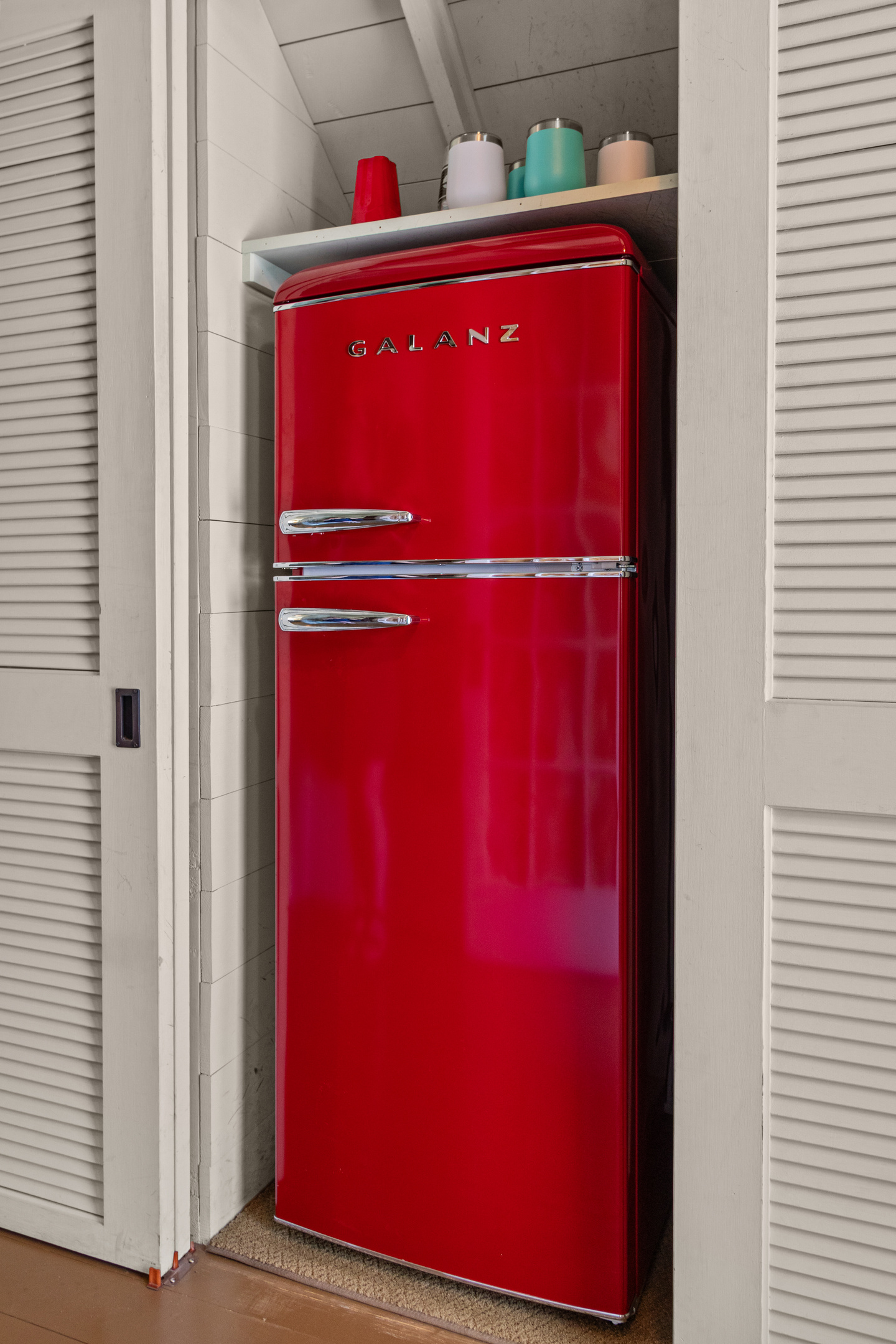 Coming in from the deck? Grab a cold drink from the extra fridge and head right back outside to enjoy more time by the lake.
