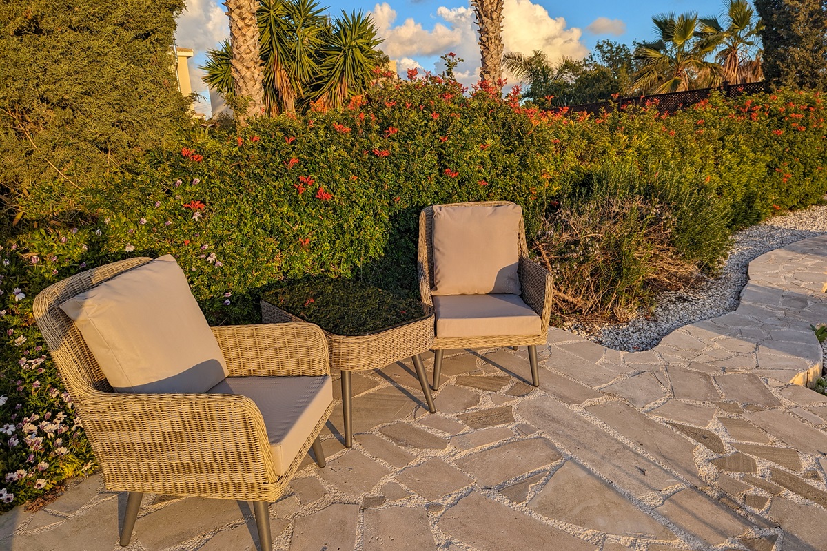 Tucked beside the garden hedge, you have another cozy seating group for enjoying the sunset – or a good book!