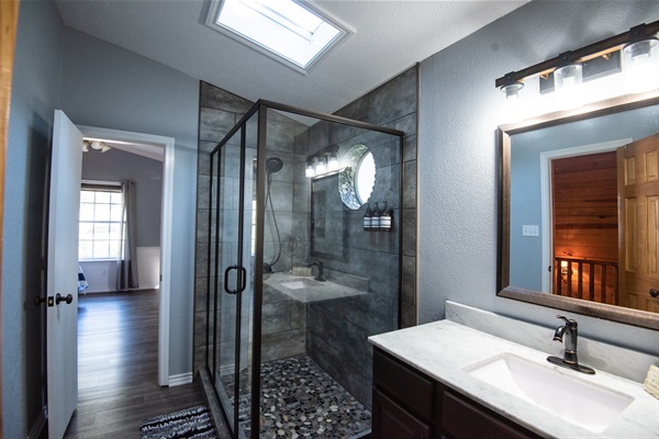 Upstairs bath with hallway and queen bedroom access