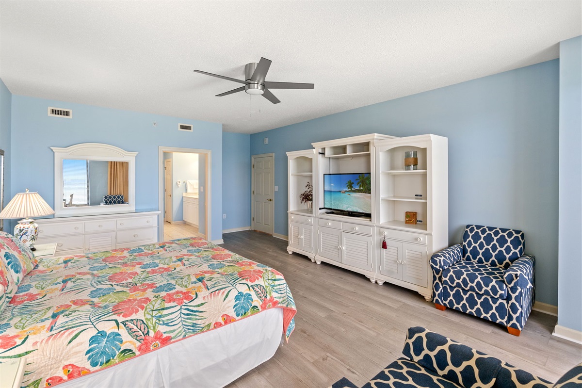 King bed in Main Bedroom