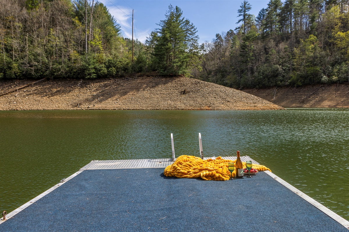 Lakeside Retreat: Sip wine on the dock, wrapped in warmth, surrounded by nature's beauty!