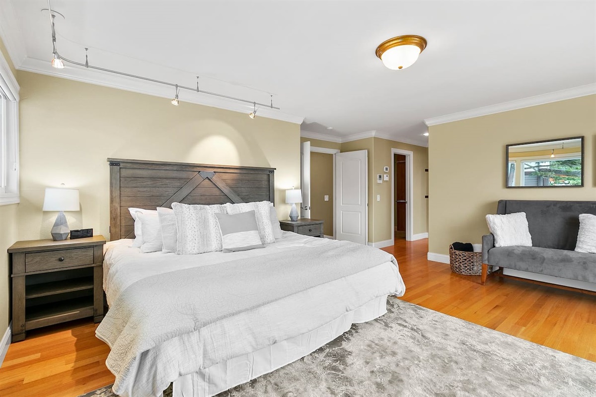 King suite, plush Purple mattress + Hotel Collection linens