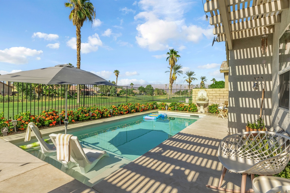 ☀️  Private Pool with Golf Course Views  Enjoy your own private pool overlooking the lush fairways—perfect for lounging, swimming, or soaking in the desert sunshine.