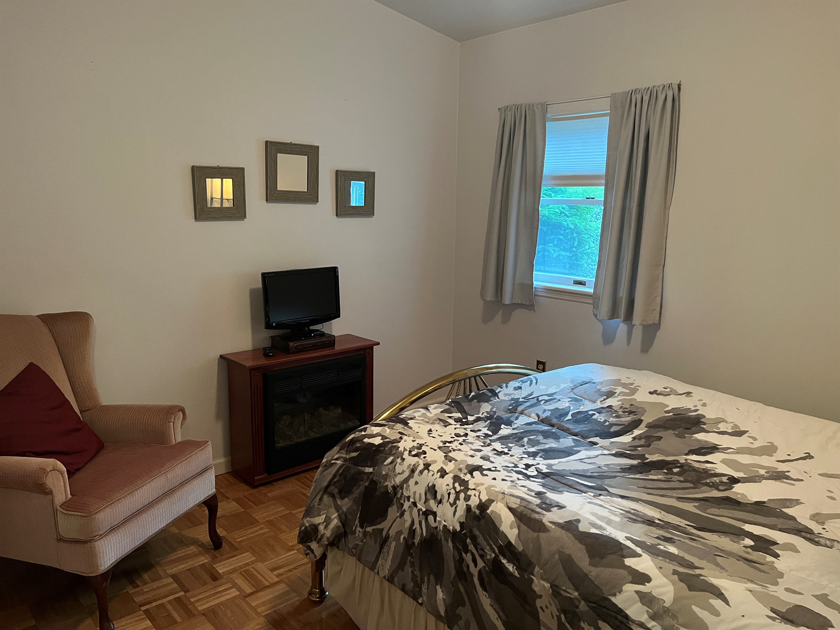 Main level Queen bedroom.