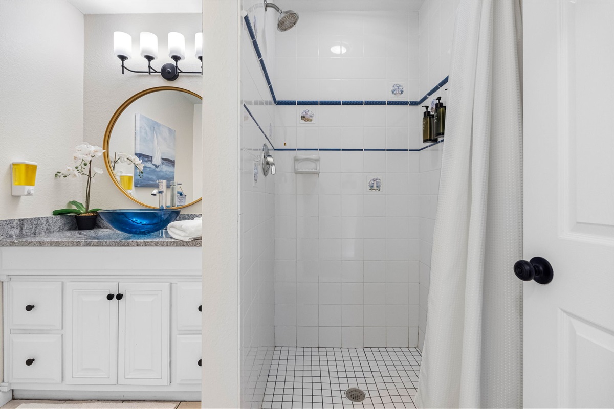 This sophisticated bathroom boasts a pristine white finish, exuding cleanliness and modern simplicity.