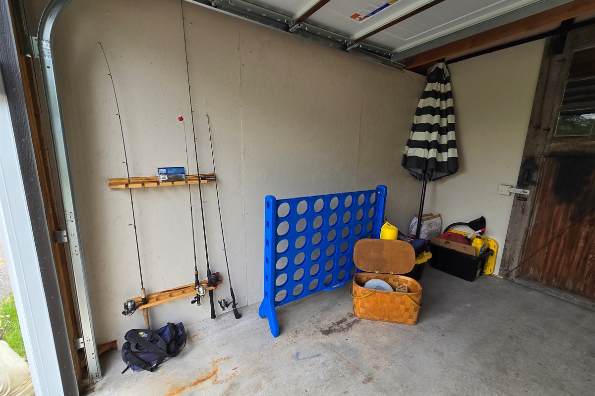 The garage at Heron’s Nest is packed with fun! 🎣🚴‍♂️ Enjoy bikes, lawn chairs, fishing poles, jumbo Connect 4, yard games, umbrellas, and more—perfect for outdoor adventures or a relaxing day by the water. Everything you need for lakeside fun!