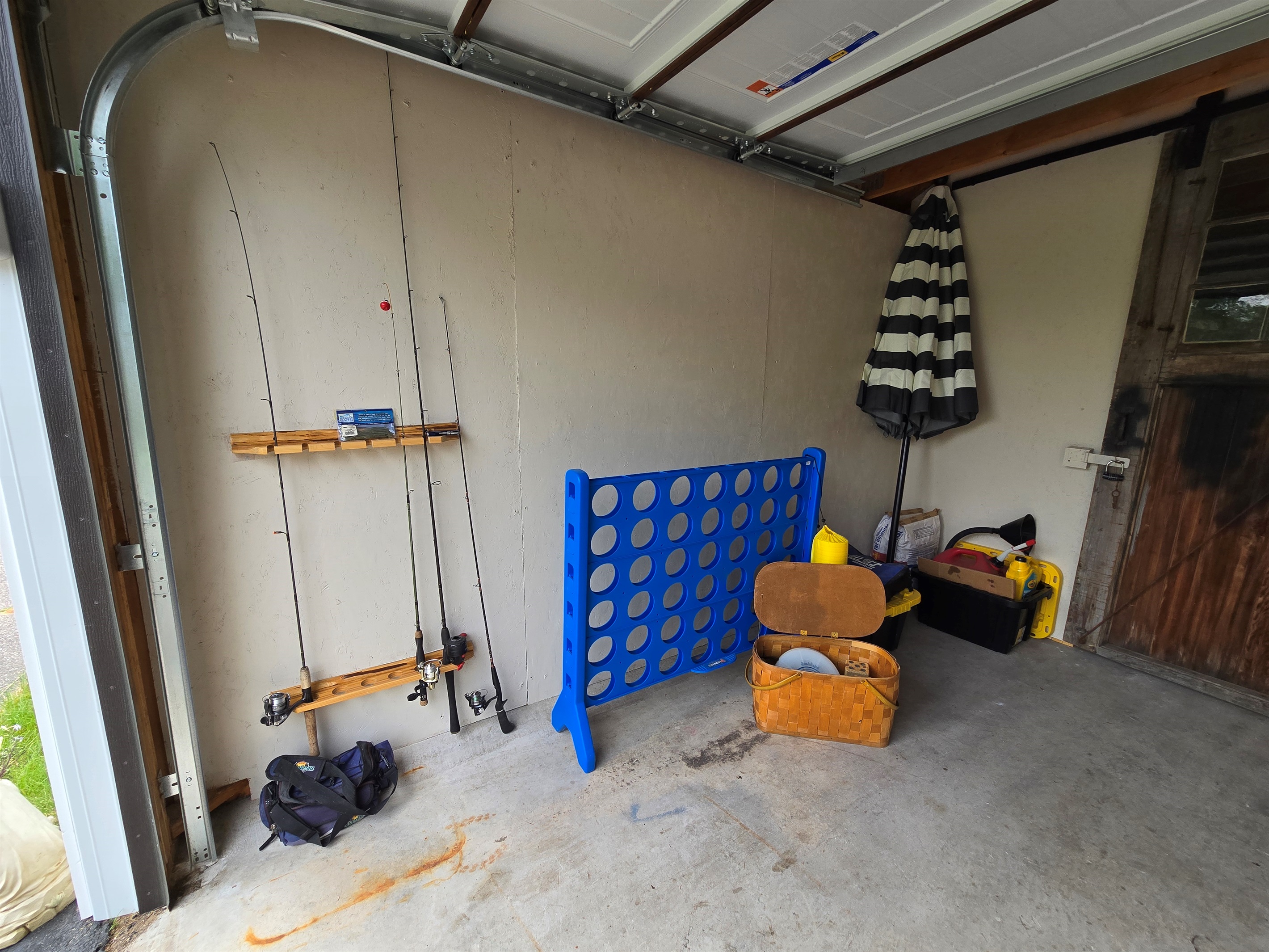 The garage at Heron’s Nest is packed with fun! 🎣🚴‍♂️ Enjoy bikes, lawn chairs, fishing poles, jumbo Connect 4, yard games, umbrellas, and more—perfect for outdoor adventures or a relaxing day by the water. Everything you need for lakeside fun!
