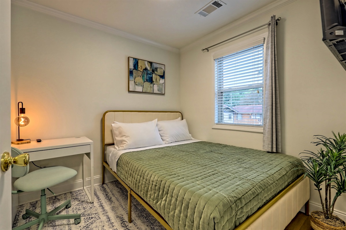 Queen size bedroom - 1st floor - no bathroom on this level